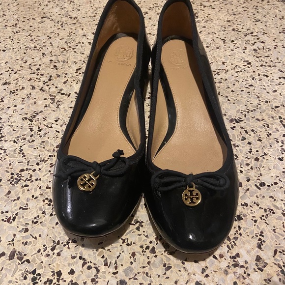 Tory Burch Chelsea Bow black patent leather heels - Picture 2 of 5